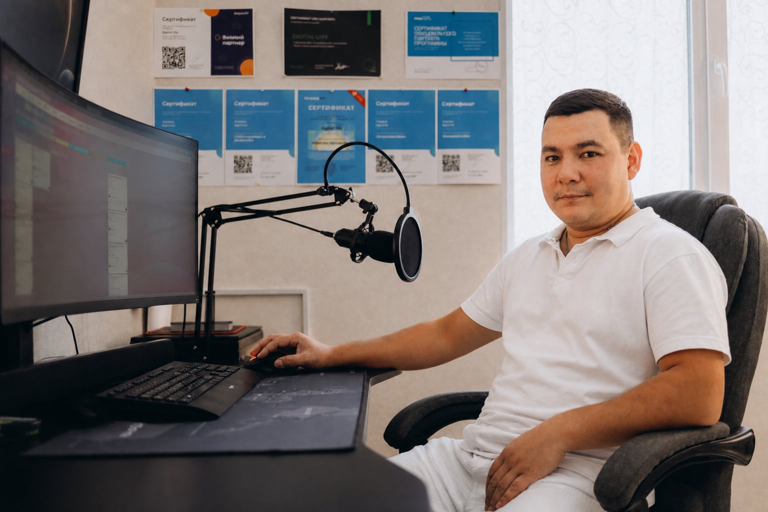 Владислав Агзамов, основатель Digital-Life, за рабочим местом